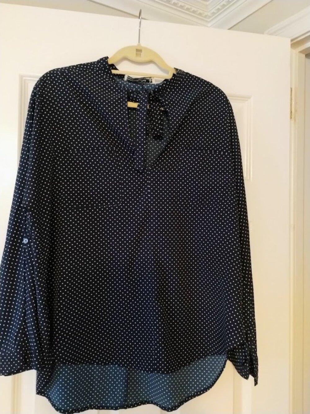 Abercrombie & Fitch Blouse Navy w White Polka Dot Tie Neck Roll Tab Sleave sz L